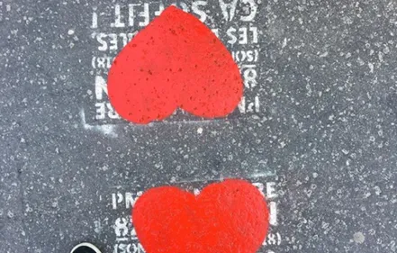 Paris : des cœurs pour cacher les messages haineux sur les trottoirs