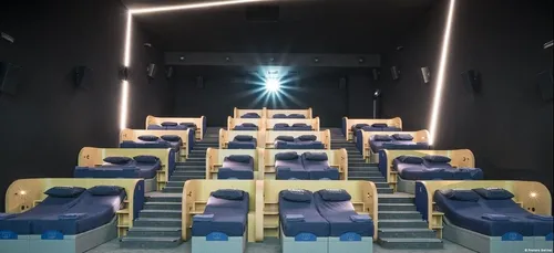Cinéma : la première salle avec des lits à la place des fauteuils...