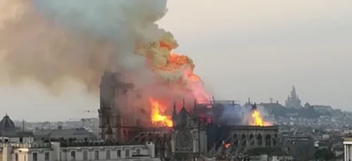 Notre-Dame de Paris en feu : le clocher de la cathédrale s'est...