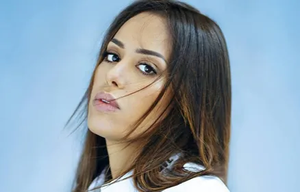 Amel Bent : victime de grossophobie, elle réplique ! (Photo)
