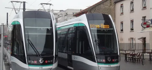 Essonne : un tramway déraille après une collision avec un camion