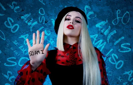 Qui est vraiment Ava Max, la nouvelle Lady Gaga ? (Vidéos)