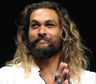 Jason Momoa change complètement de tête pour une bonne cause ! (Vidéo)