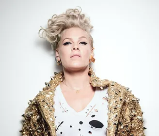 Pink : la raison pour laquelle elle est retournée à l’école ! (Vidéo)