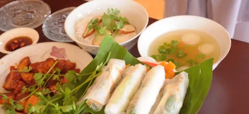 Accusé de racisme, un restaurant parisien retire sa salade « tching...