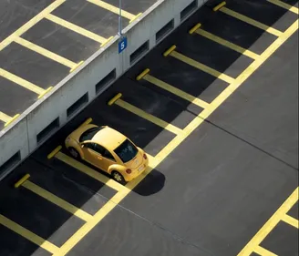 Cet homme paie une place de parking pour installer son bureau (Photos)