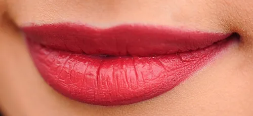 Ses lèvres deviennent énormes à cause d'un produit de beauté !...