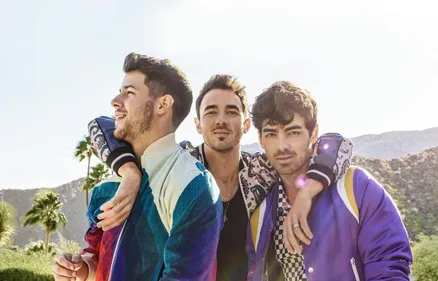 Jonas Brothers : leur retour au "Saturday Night Live" émeut les...
