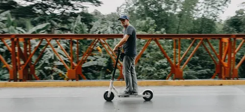Les employés de l’aéroport du Bourget se déplacent en trottinette...