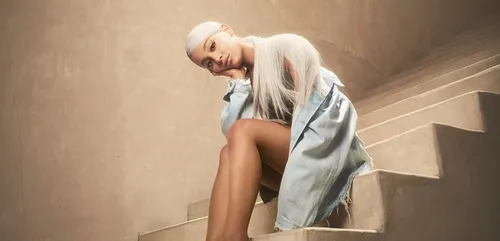 Ariana Grande fait une apparition surprise dans une boîte de nuit...