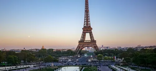 Un vaste jardin devant la Tour Eiffel avant les JO 2024