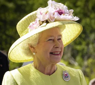 Pour 2800 euros par mois, devenez community manager pour La Reine...