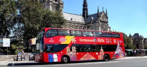 Le chauffeur de bus touristique écrase un automobiliste après un...