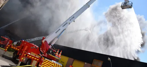 Un spectaculaire incendie de déchets industriels dangereux près de...