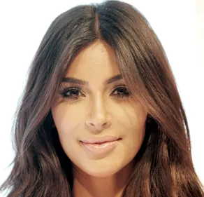 Kim Kardashian dévoile le visage de son bébé, Psalm (Photo)