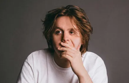 Lewis Capaldi : son moment très embarrassant en présence de deux...