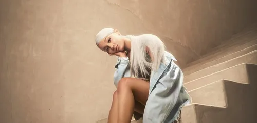 Ariana Grande s’effondre en plein concert (Vidéo)
