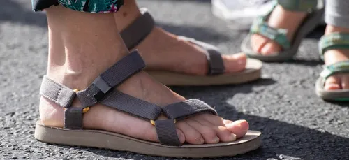 Les "Dad Sandals", les chaussures tendances de cet été ! (PHOTOS)