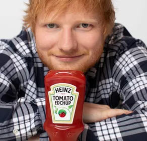 Ed Sheeran dévoile la pub pour son Ketchup Heinz ! (Vidéo)