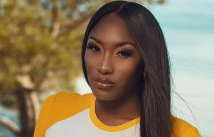 Aya Nakamura : son pantalon en latex rose fait réagir les...