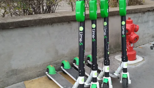 Paris : une utilisatrice de trottinette coincée sous un poids-lourd