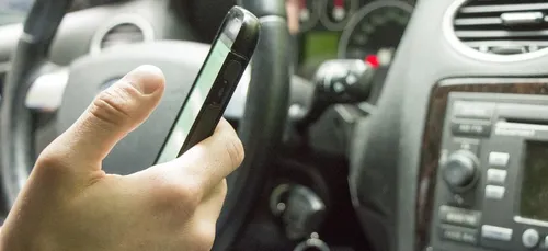Utiliser votre téléphone au volant pourra vous coûter votre permis...