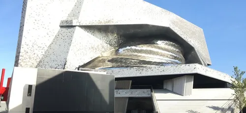 Un homme se tue en tentant d’escalader la Philharmonie à Paris