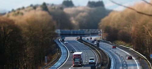 Chasse aux billets : un fourgon déverse accidentellement plus de...