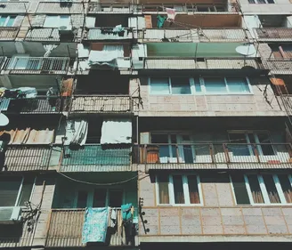 En plein acte sexuel sur un balcon, ils chutent du neuvième étage...