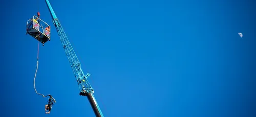 Le harnais se rompt pendant son saut à l'élastique (vidéo)