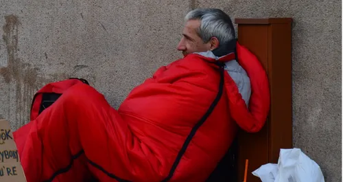 Paris : Tollé après un dispositif anti-SDF installé par la Caisse...