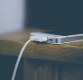 Branché, son câble de chargeur lui brûle le cou au second degré...