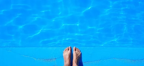 Déféquer dans les piscines, le nouveau défi dangereux des...