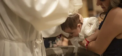 Un prêtre violente un enfant pendant son baptême (vidéo)