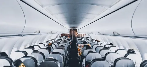 Un passager se retrouve seul dans un avion et filme son expérience...