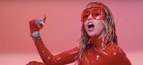 Miley Cyrus fait sa première apparition publique avec sa nouvelle...