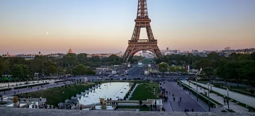 Un collectif investit le Trocadéro pour dénoncer le 100ème...