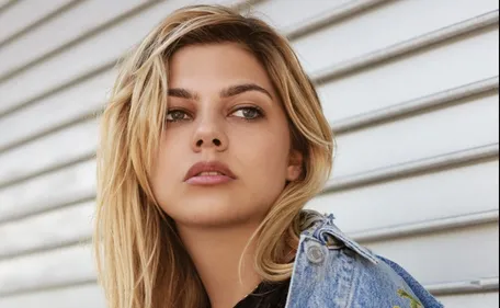 Louane : pour la première fois, elle sort du silence et répond aux...