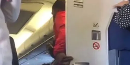 Un couple se fait plaisir dans les toilettes d’un avion… et se fait...