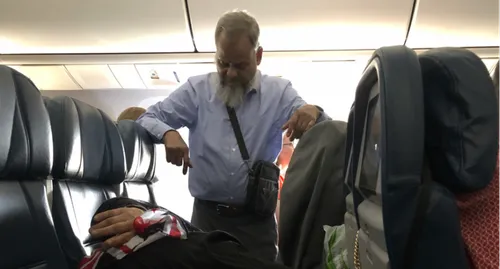 Avion : un homme reste debout pendant 6h de vol pour laisser sa...