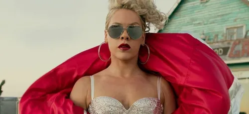 Pink : sa fille de 8 ans adopte les cheveux rasés, comme sa mère...