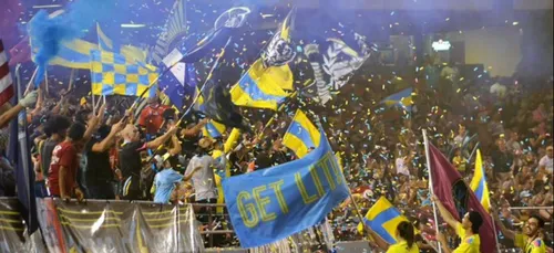 Un club de foot balance des billets depuis un hélicoptère à ses...