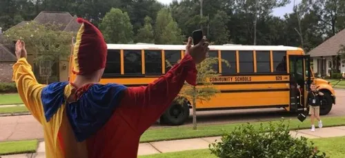 Il récupère son petit frère tous les jours à l'arrêt de bus avec un...