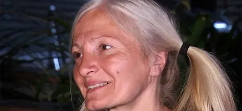 La voix extraordinaire de cette sans-abri dans le métro bluffe la...