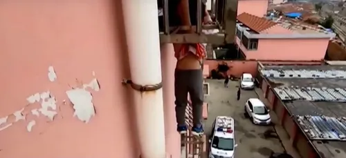 Un enfant de 4 ans survit après avoir été suspendu par la tête...