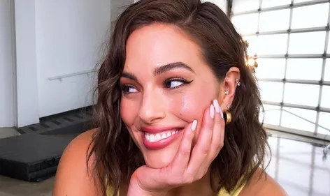 Le mannequin Ashley Graham s'affiche complètement nue et enceinte...