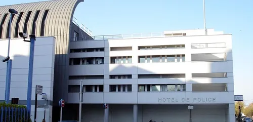 Le préfet de police de Paris porte plainte après des appels...