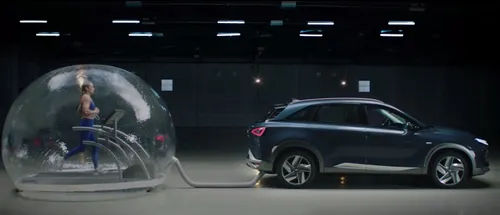 Une championne olympique court dans une bulle reliée à un pot...