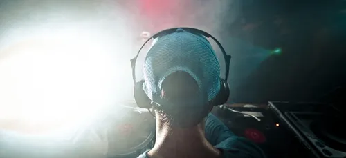 Le DJ de la soirée ne veut pas changer de chanson, il le tue