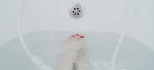 Une femme meurt électrocutée dans son bain en consultant son...